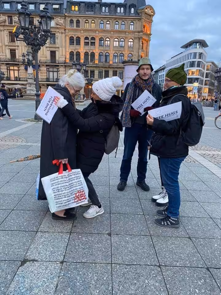 free hugs Frankfurt
